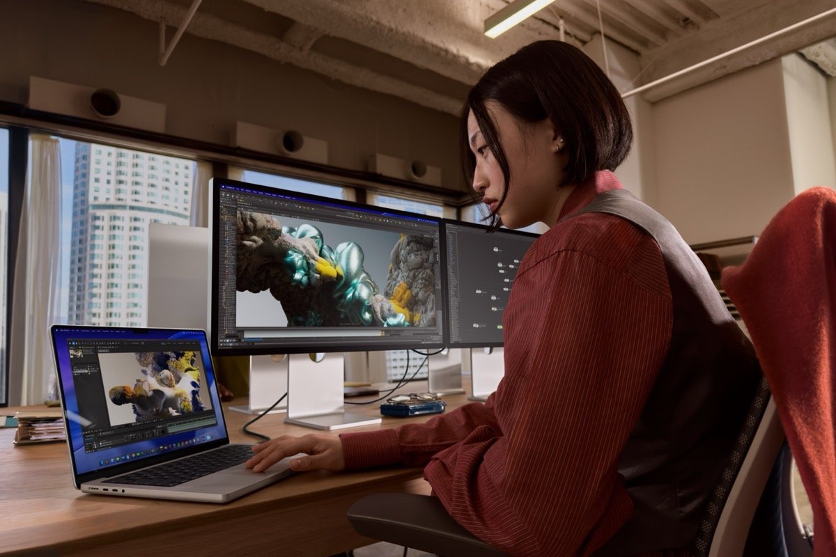 Studio Display XDR e MacBook Pro em um escritório
